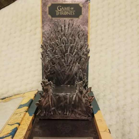 Urban Decay Game of Thrones Eyeshadow Palette - Picture 5 of 7